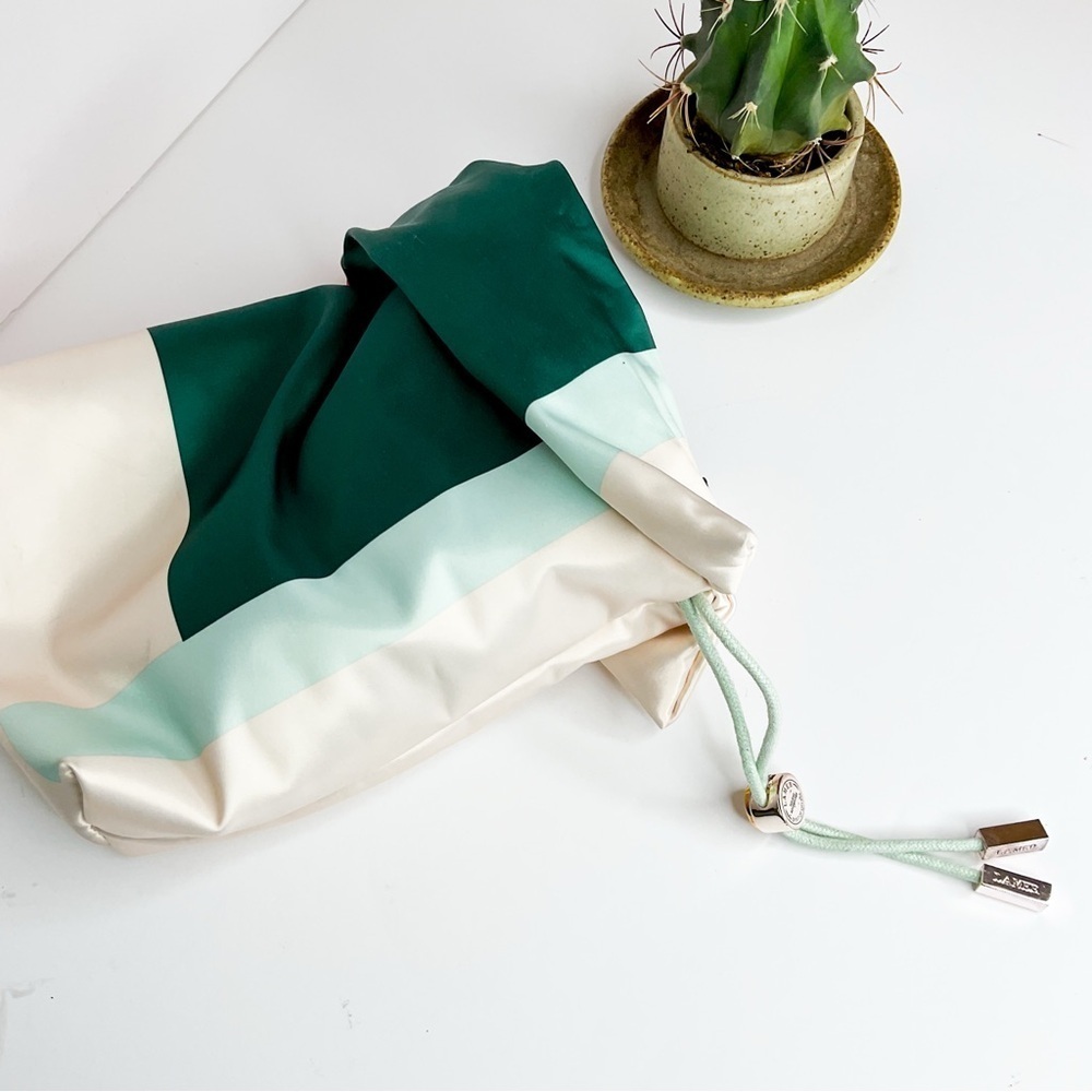 LA MER Limited Edition Holiday Adventures Drawstring Bag | Green & Cream - Picture 7 of 7